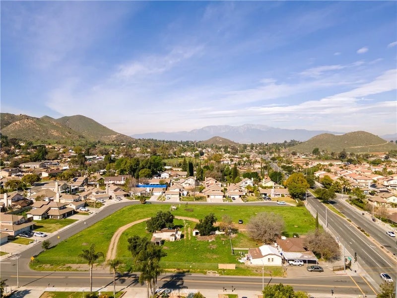 5608 La Sierra