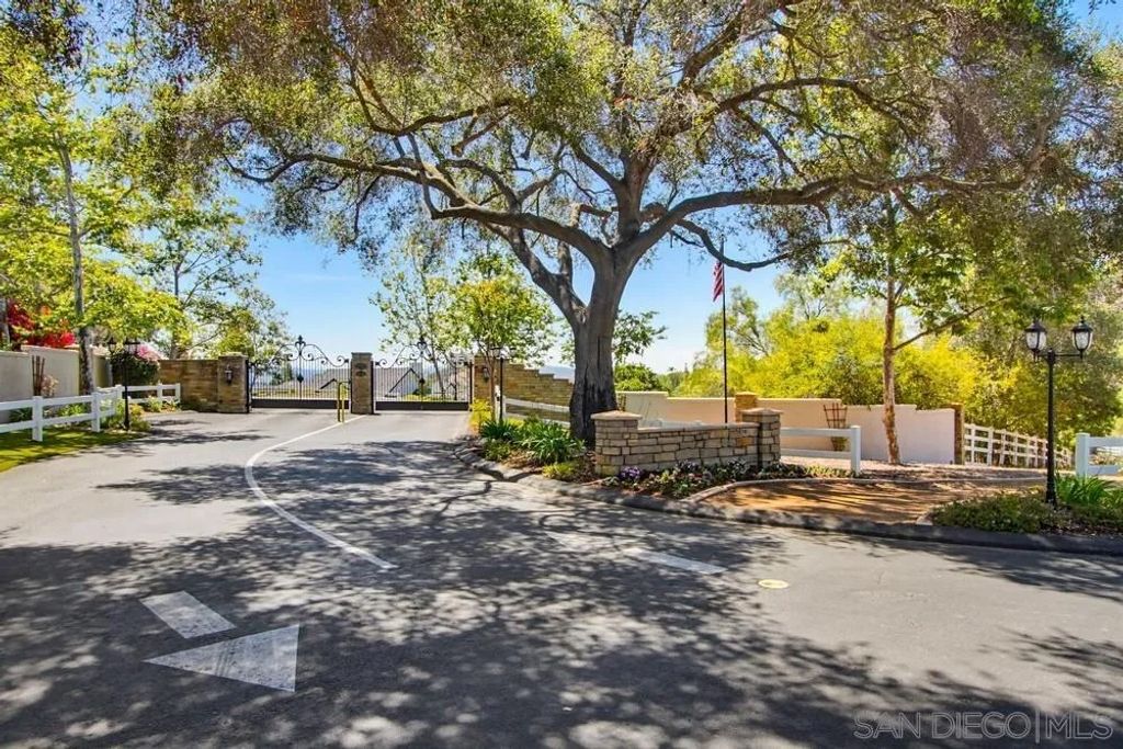 Photo of 575 Twin Country Lane, Fallbrook, CA 92028 (MLS # 260009997)