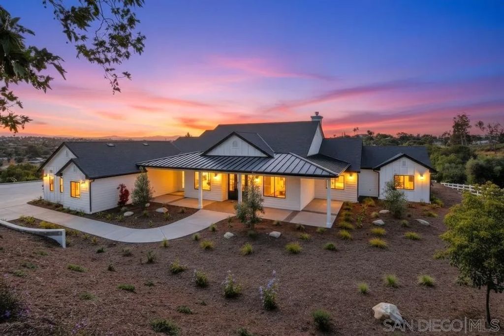 Photo of 575 Twin Country Lane, Fallbrook, CA 92028 (MLS # 260009997)