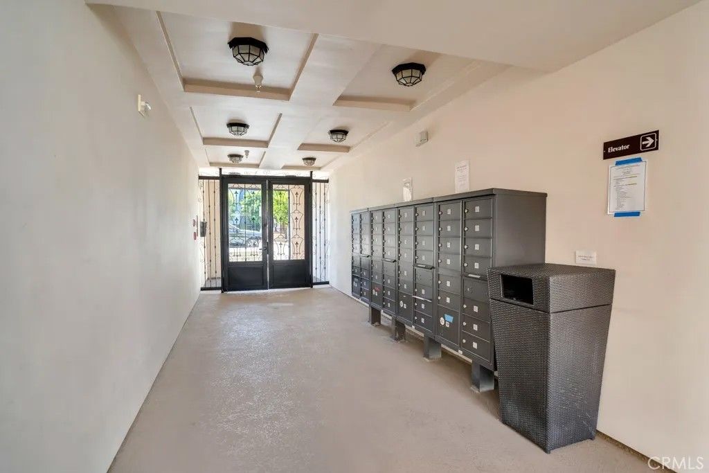 Photo of 4724 Kester #410, Sherman Oaks, CA 91403 (MLS # SR25267519)