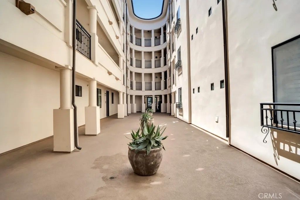 Photo of 4724 Kester #410, Sherman Oaks, CA 91403 (MLS # SR25267519)