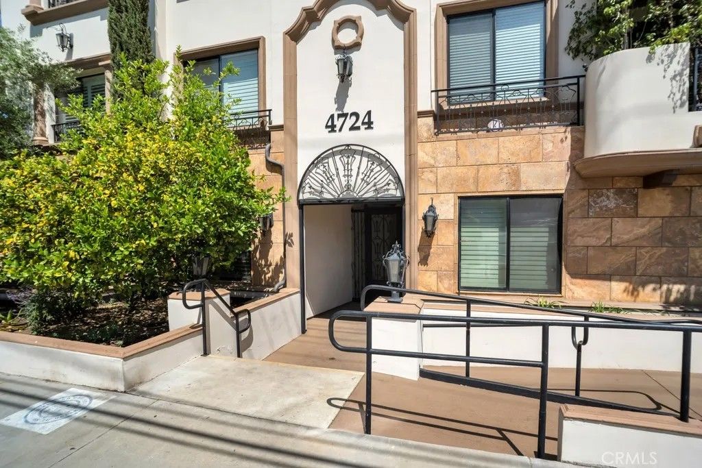 Photo of 4724 Kester #410, Sherman Oaks, CA 91403 (MLS # SR25267519)