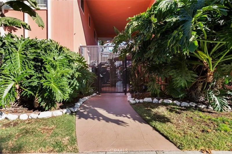 1023 E 1st Street 19