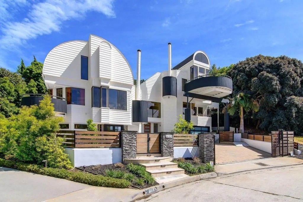 Photo of 6105 Avenida Chamnez, La Jolla, CA 92037 (MLS # PTP2602614)