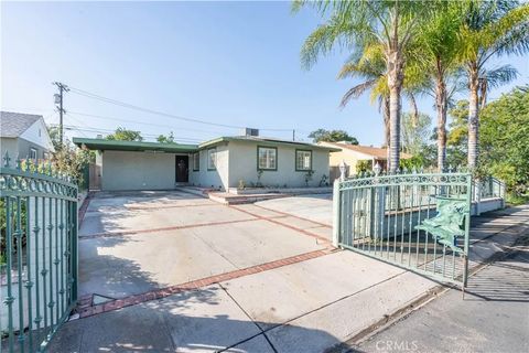 Photo of 8855 Tyrone Avenue, Panorama City, CA 91402 (MLS # SR26021670)