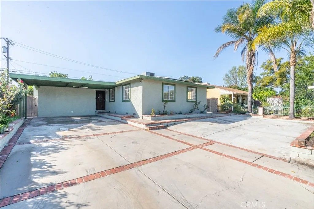 Photo of 8855 Tyrone, Panorama City, CA 91402 (MLS # SR26021670)