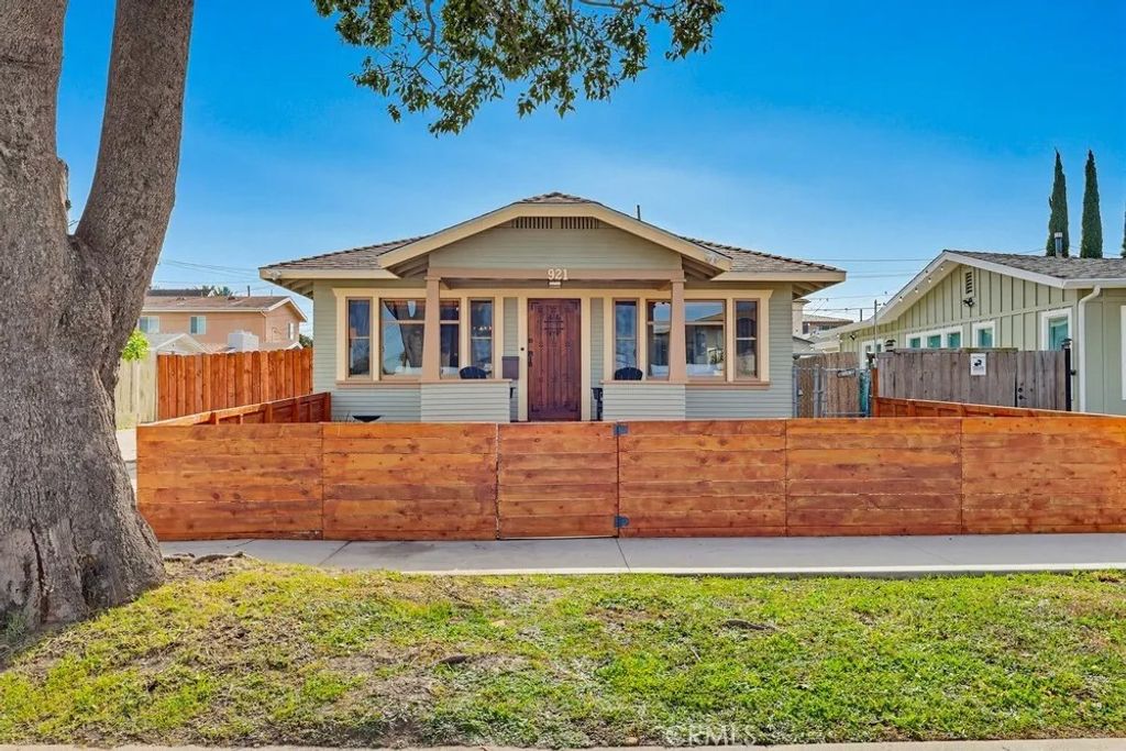 Photo of 921 W 24th St, San Pedro, CA 90731 (MLS # SB26014901)