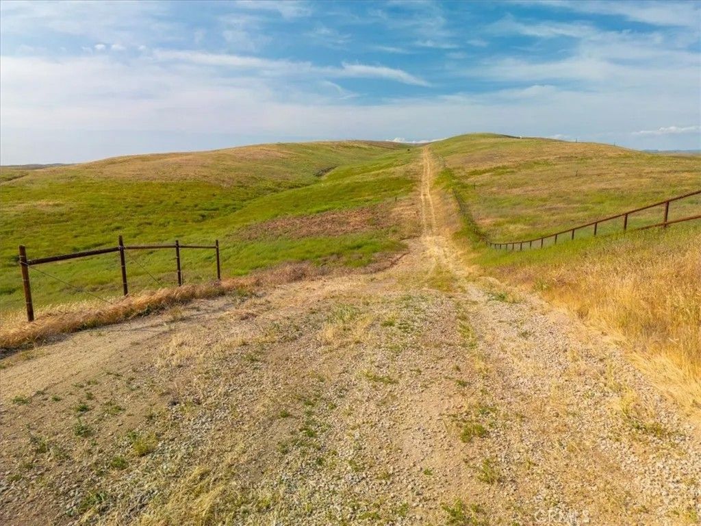 Photo of 3730 Gruenhagen Flat, Paso Robles, CA 93446 (MLS # SC26080960)