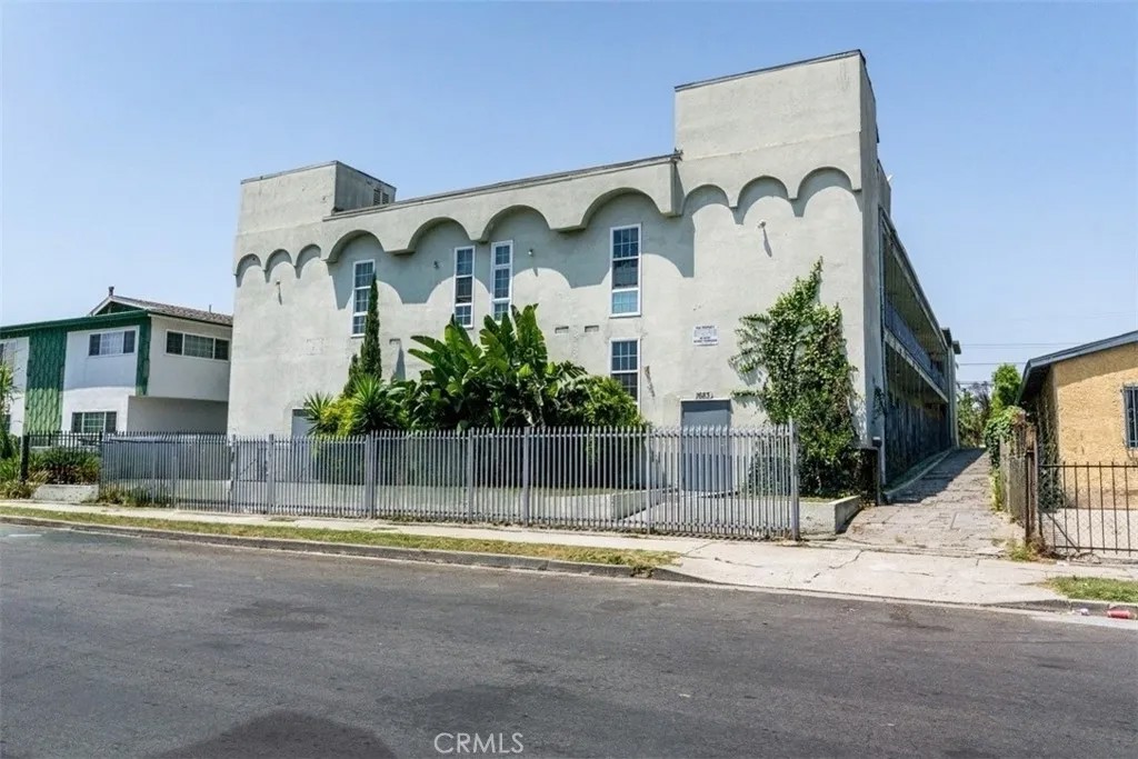 1683 S Longwood