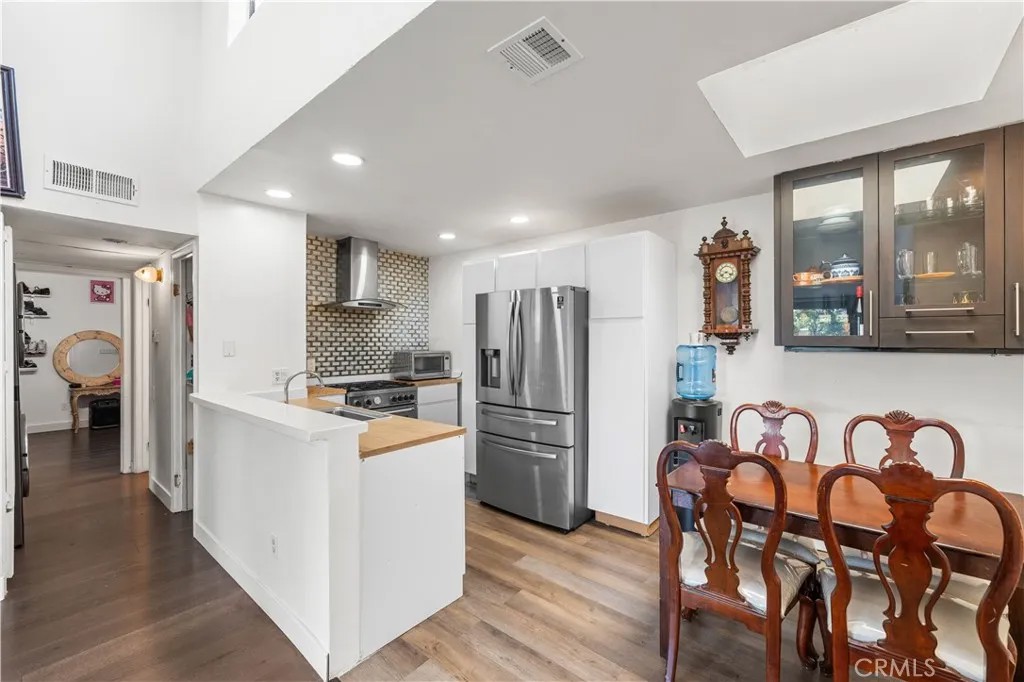 9600 Van Nuys 220