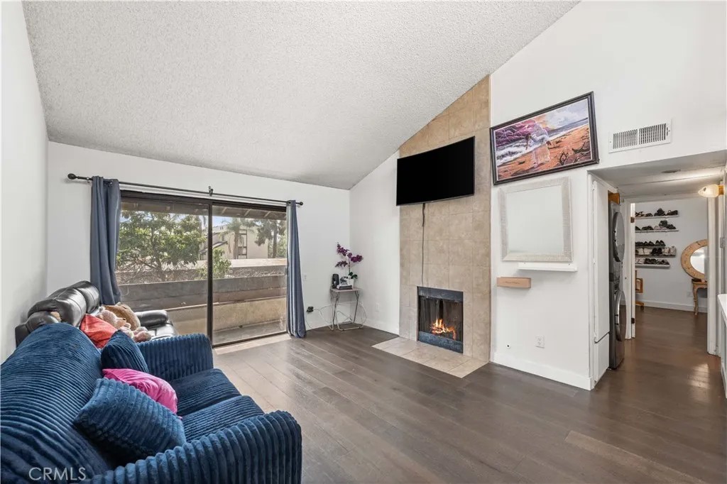 9600 Van Nuys 220