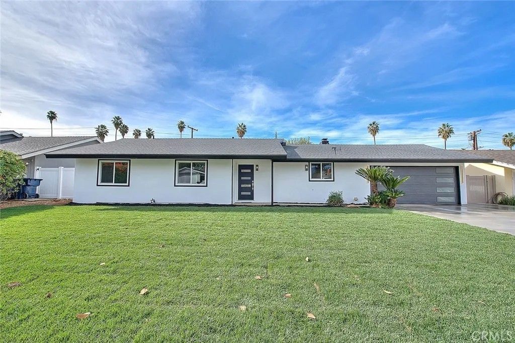 Photo of 920 Coronado Drive, Redlands, CA 92374 (MLS # IV25278556)