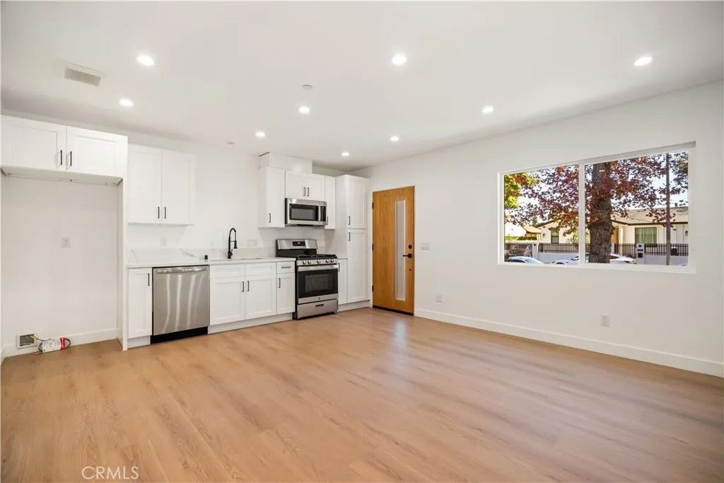 Photo of 6933 Jellico Avenue, Lake Balboa, CA 91406 (MLS # SR25280680)