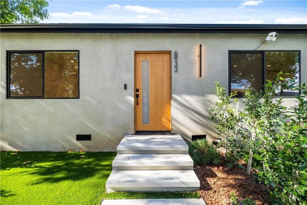 Photo of 6933 Jellico Avenue, Lake Balboa, CA 91406 (MLS # SR25280680)