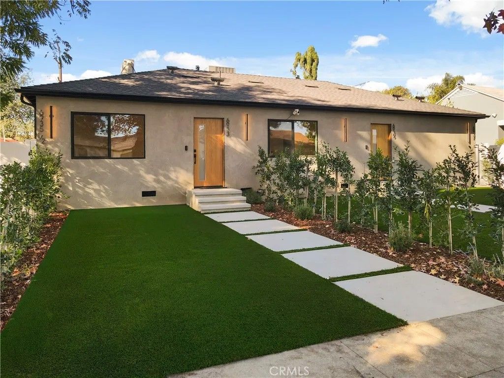 Photo of 6933 Jellico Avenue, Lake Balboa, CA 91406 (MLS # SR25280680)