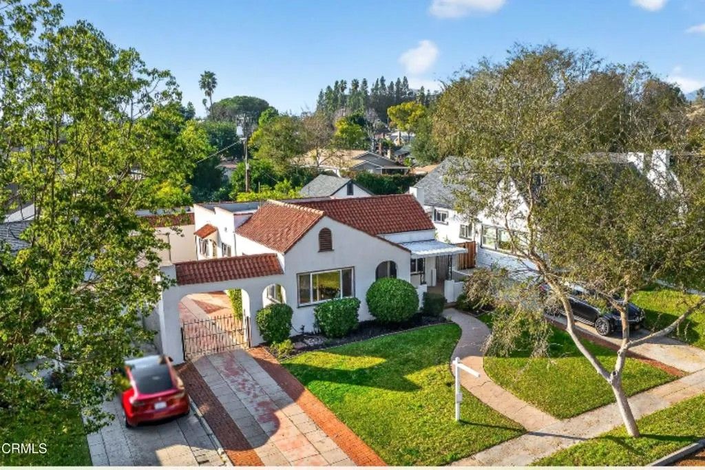 Photo of 1255 N Dominion Avenue, Pasadena, CA 91104 (MLS # P1-25798)