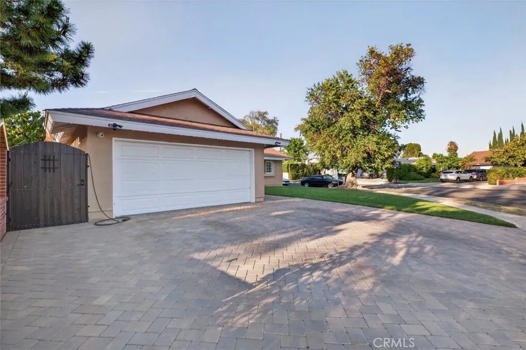 Photo of 16751 Londelius St, Northridge, CA 91343 (MLS # SR26075182)
