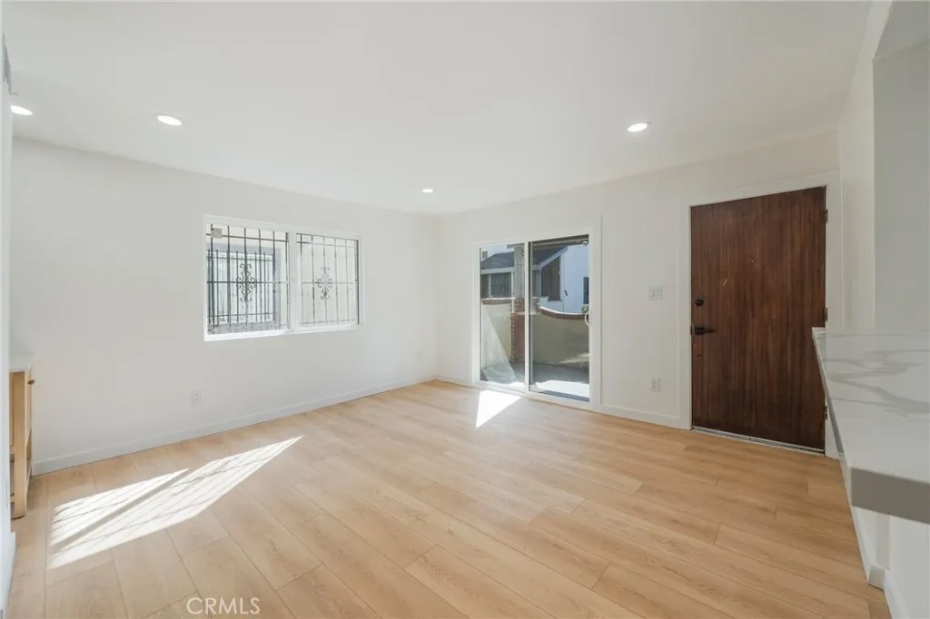 1239 W Rosecrans 31