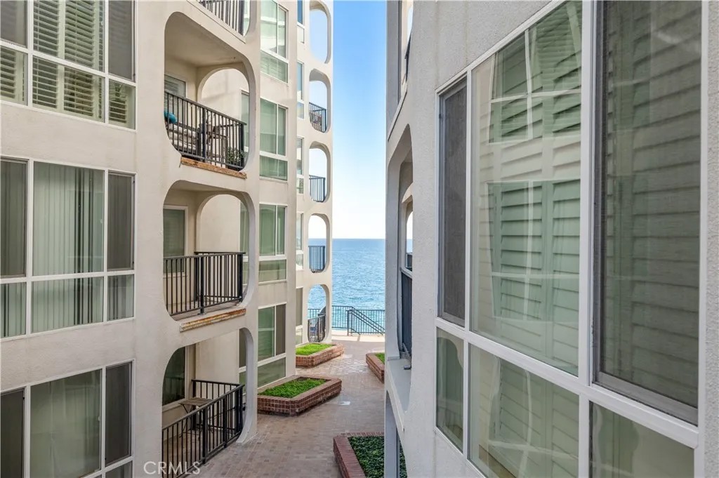 565 Esplanade 202