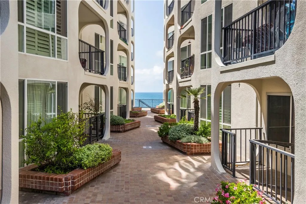 565 Esplanade 202