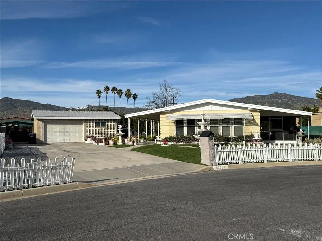 Photo of 43464 Low Cir, Hemet, CA 92544 (MLS # SW26028916)
