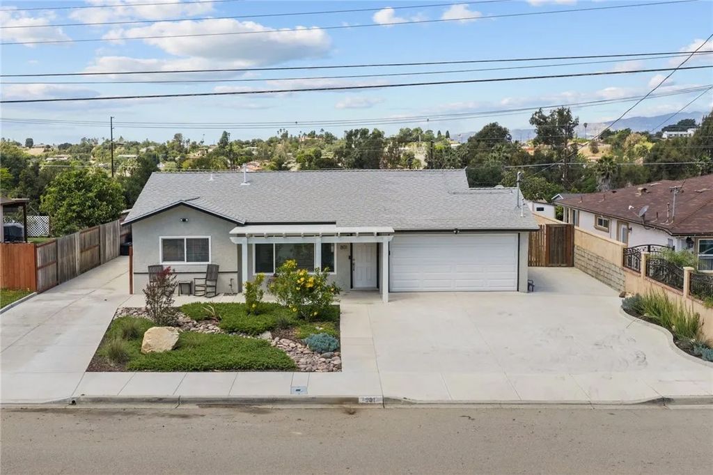 Photo of 801 La Palma Drive, Fallbrook, CA 92028 (MLS # IV26081849)