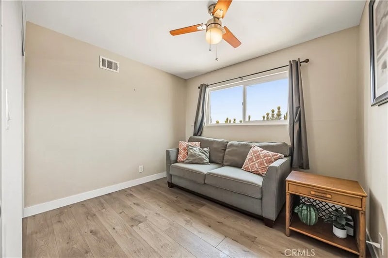 560 W Los Angeles Drive