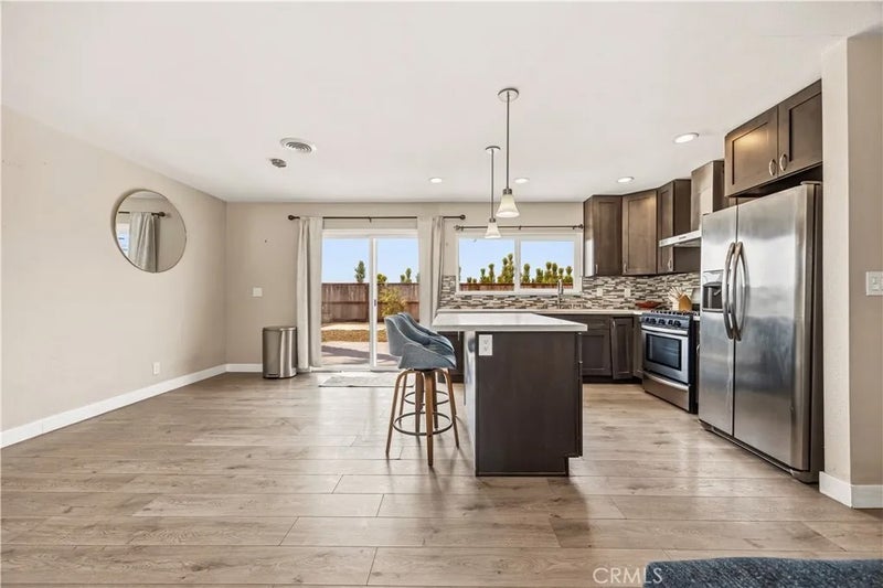 560 W Los Angeles Drive