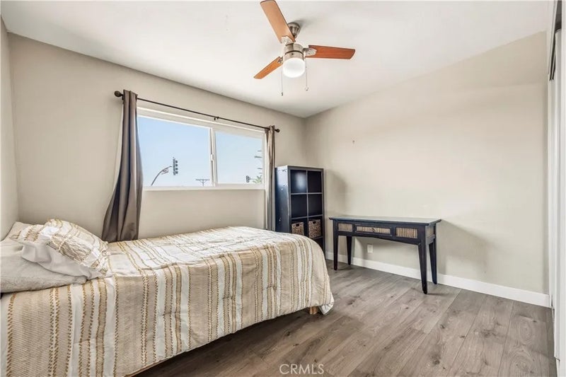 560 W Los Angeles Drive