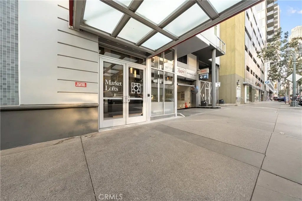Photo of 645 W 9th Street #744, Los Angeles, CA 90015 (MLS # SR26234312)
