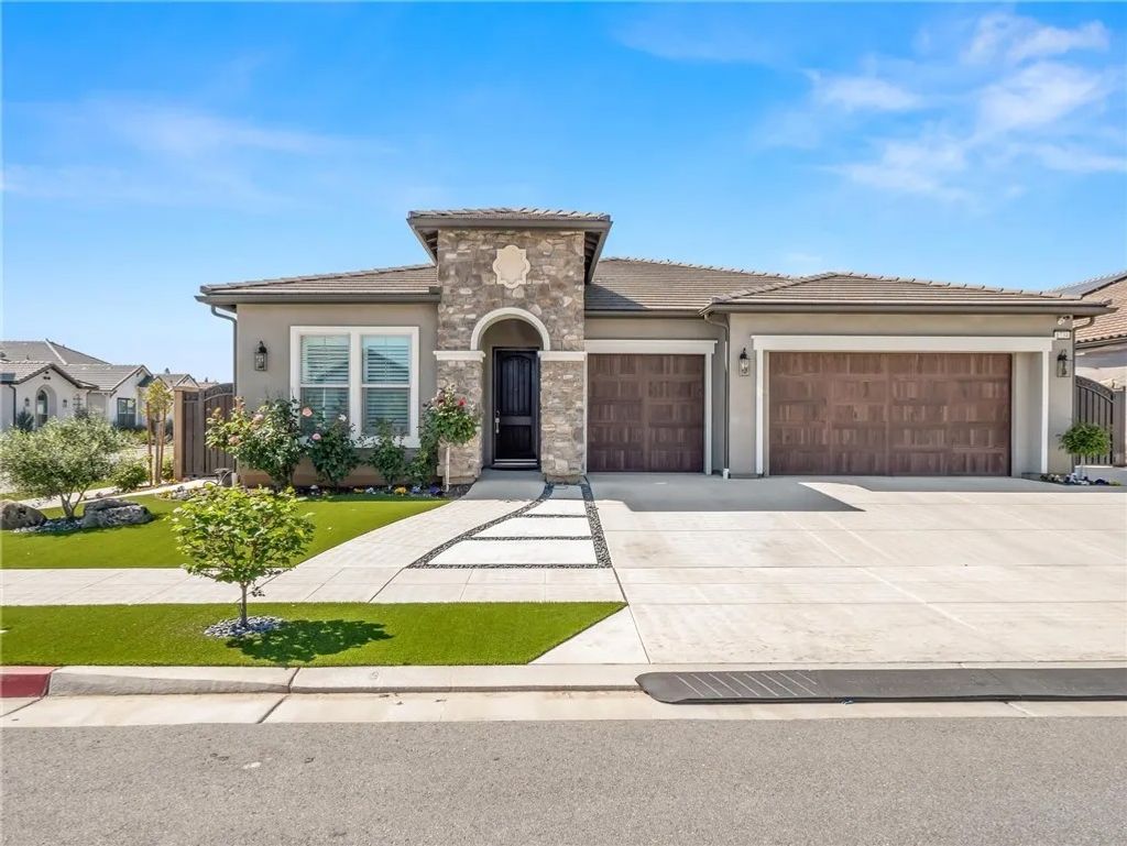 Photo of 1734 N Park Ave, Clovis, CA 93619 (MLS # FR26061393)