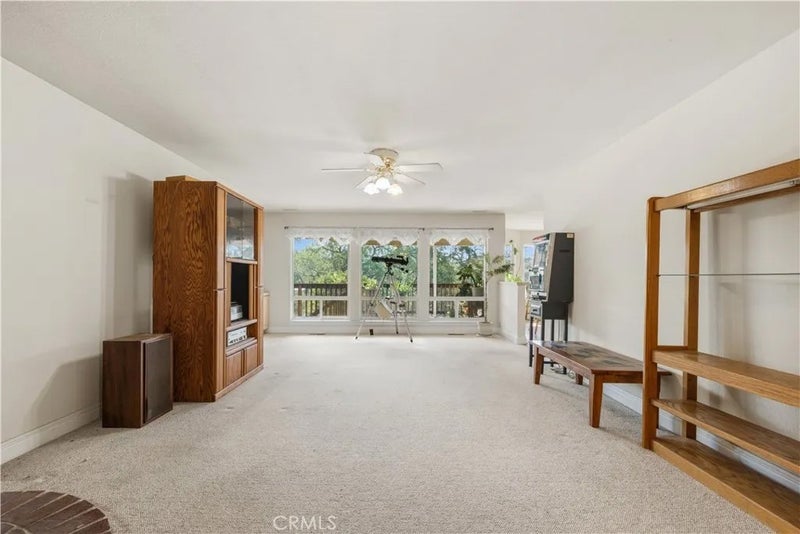 401 Oakridge Court
