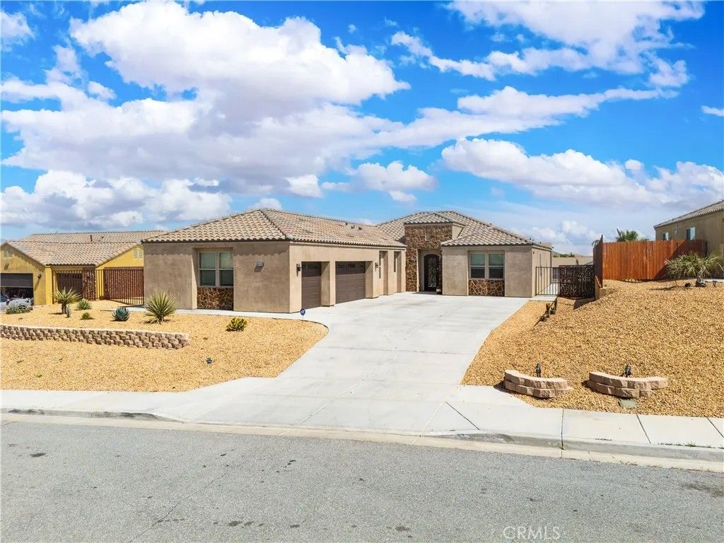 Photo of 8668 Monument View Dr, Yucca Valley, CA 92284 (MLS # JT26060414)