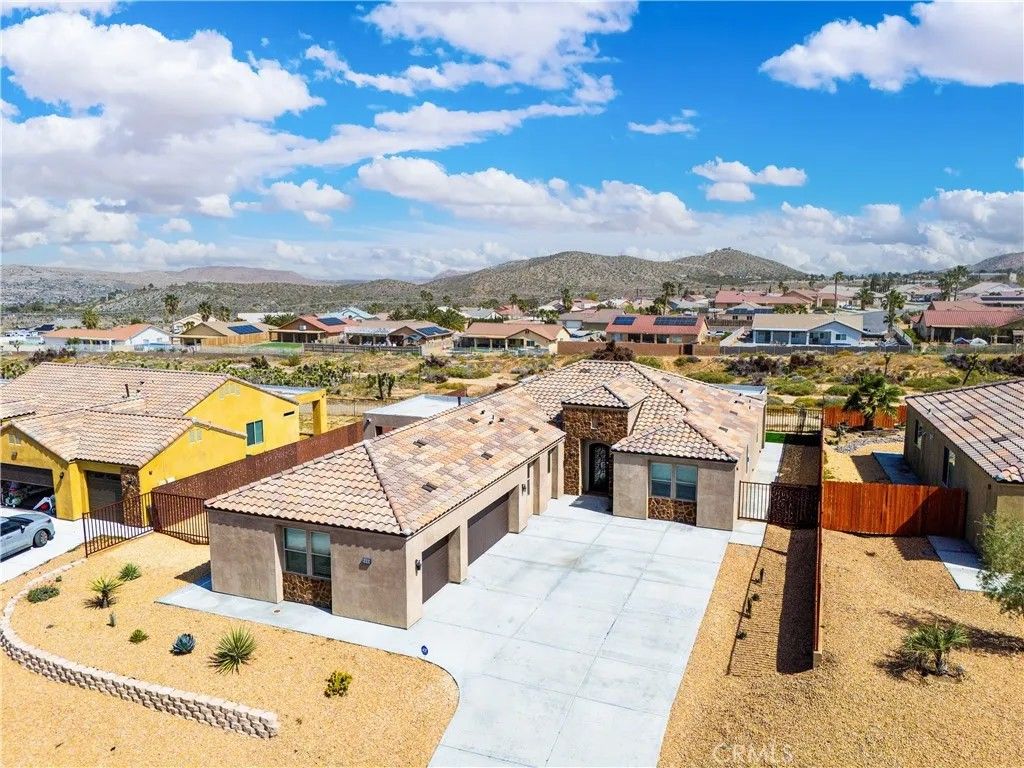 Photo of 8668 Monument View Dr, Yucca Valley, CA 92284 (MLS # JT26060414)