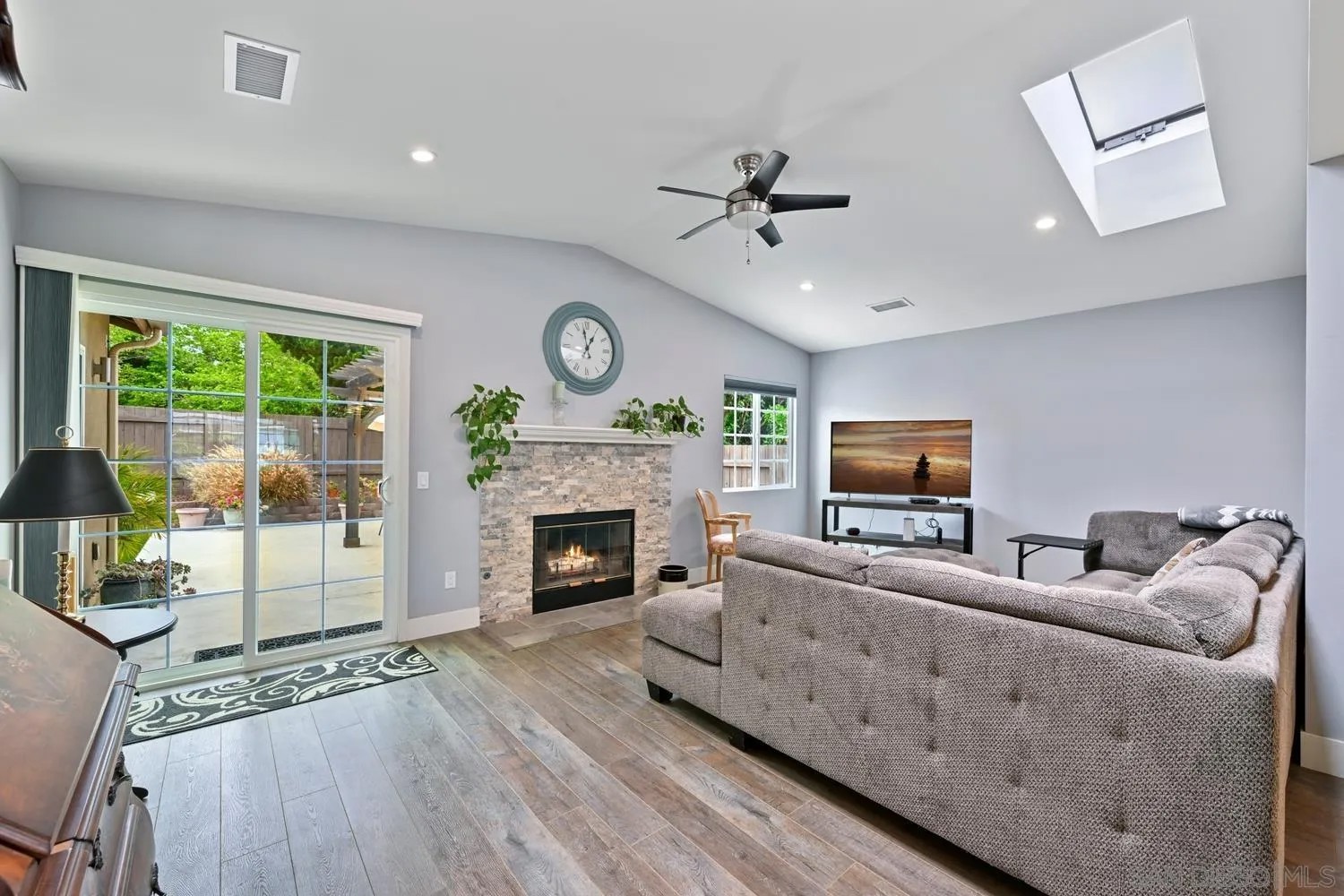 4940 Edwin Pl