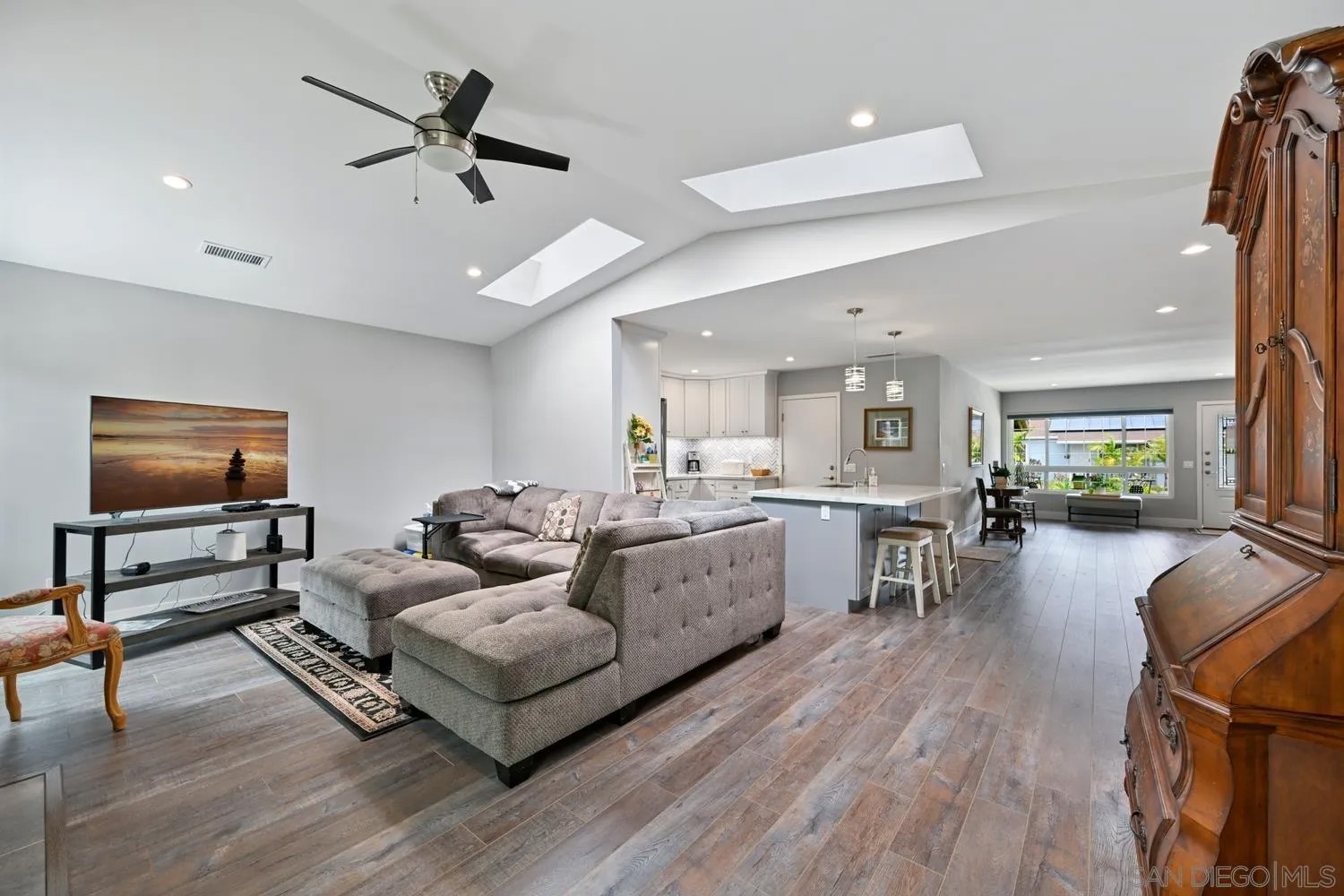 4940 Edwin Pl