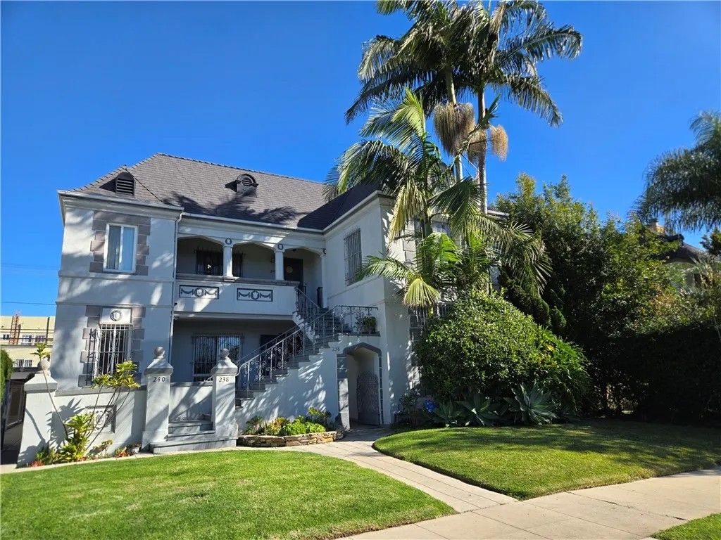 Photo of 238 S Detroit St, Los Angeles, CA 90036 (MLS # SR26027617)