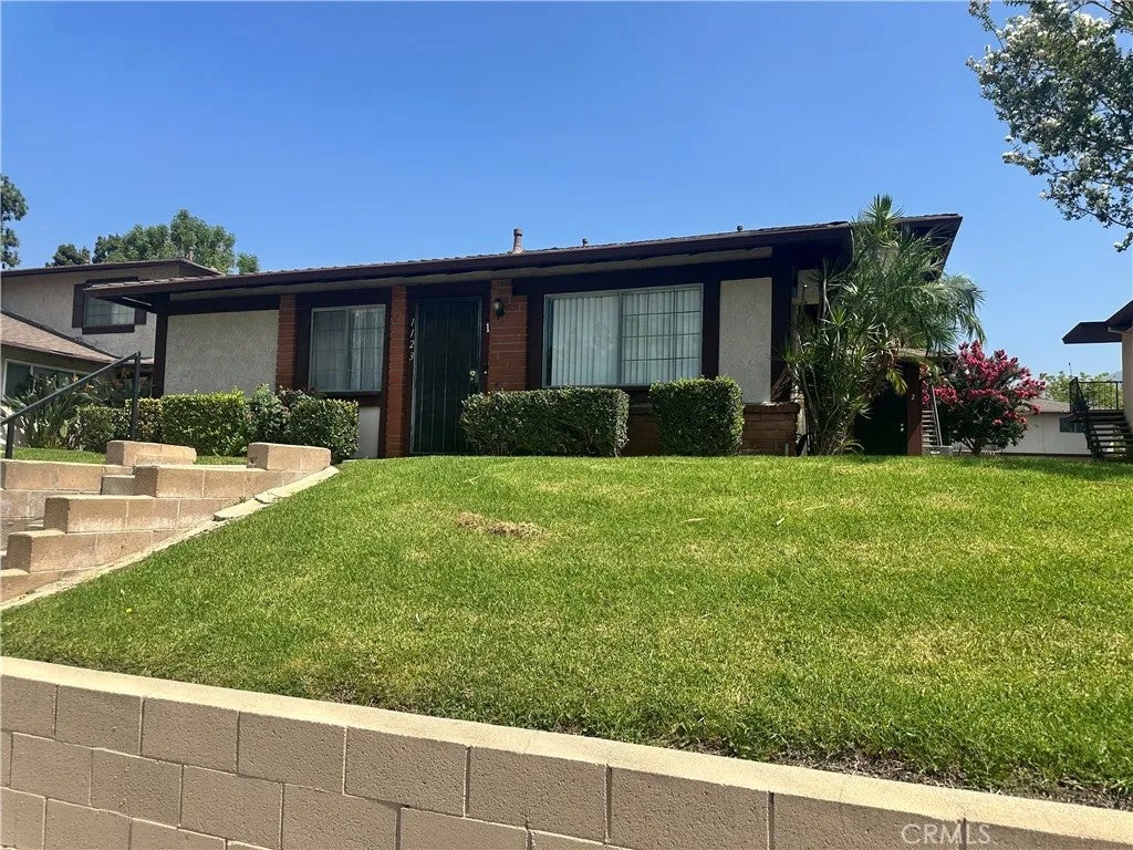 1123 W Sierra Madre 1