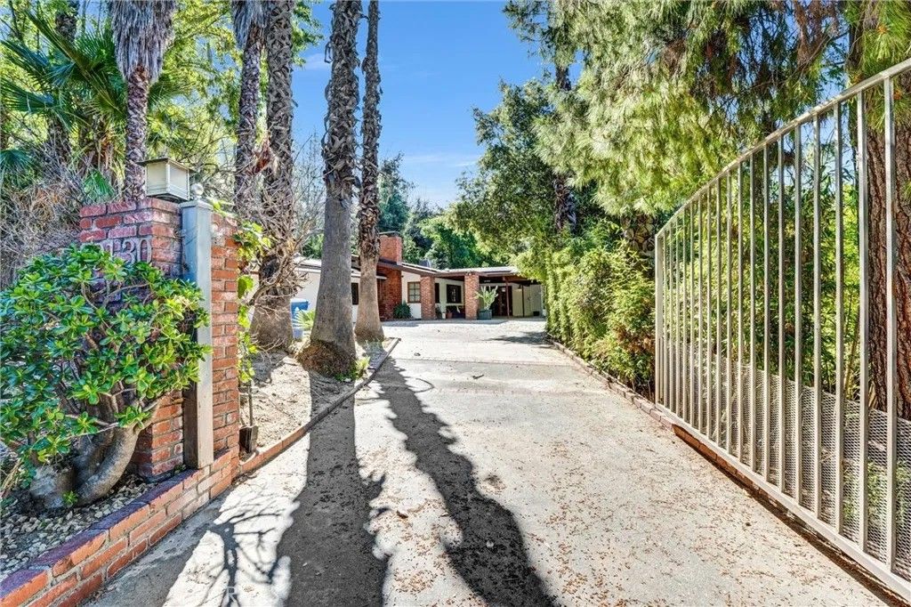 Photo of 19130 Charles Street, Tarzana, CA 91356 (MLS # SR26053016)