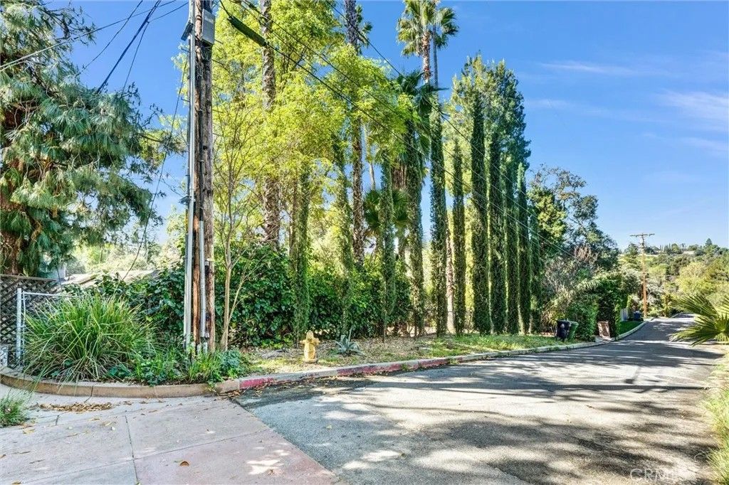 Photo of 19130 Charles Street, Tarzana, CA 91356 (MLS # SR26053016)