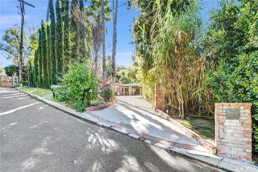 Photo of 19130 Charles Street, Tarzana, CA 91356 (MLS # SR26053016)