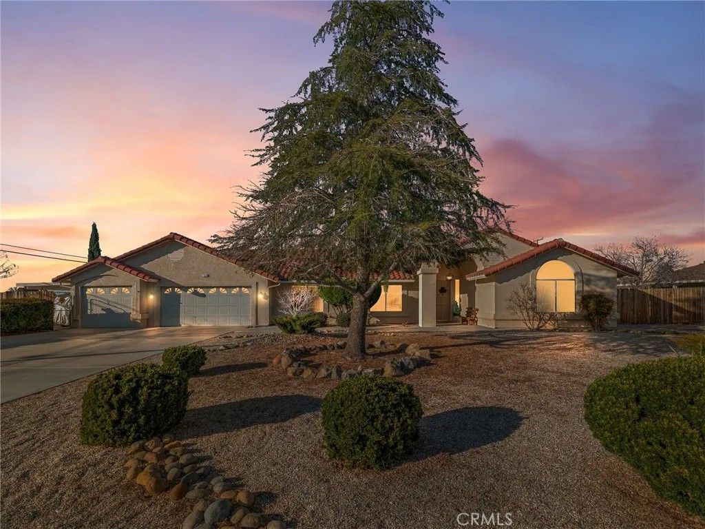 Photo of 19544 Oneida Rd, Apple Valley, CA 92307 (MLS # HD26036919)