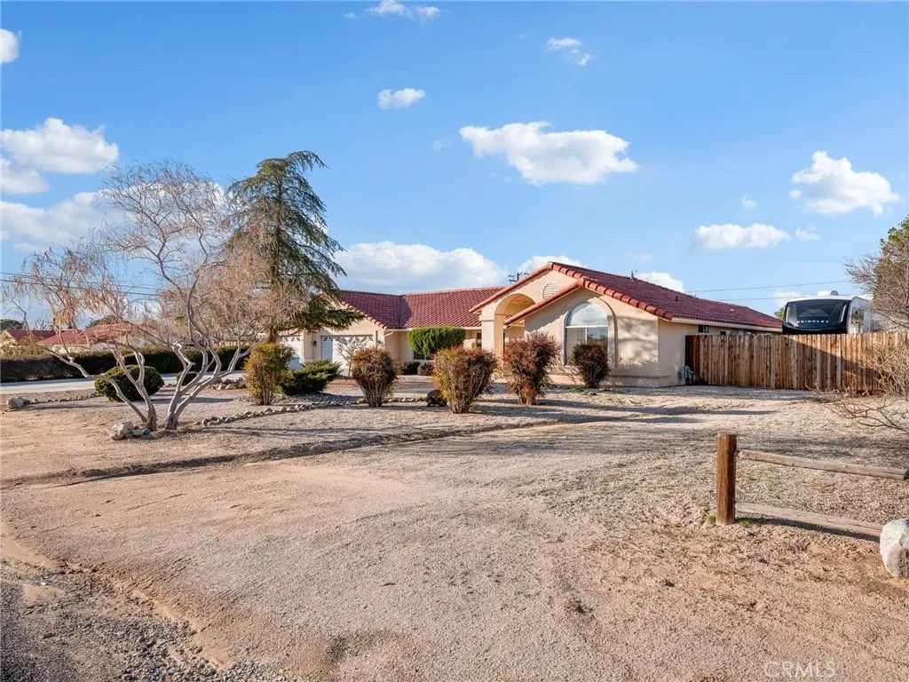 Photo of 19544 Oneida Rd, Apple Valley, CA 92307 (MLS # HD26036919)