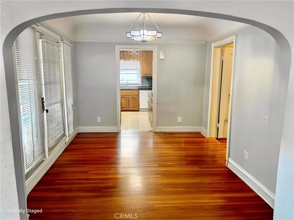 1553 N Commonwealth