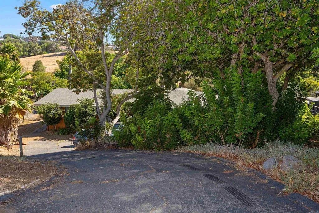 Photo of 609 Roca Place, Vista, CA 92084 (MLS # PTP2605947)