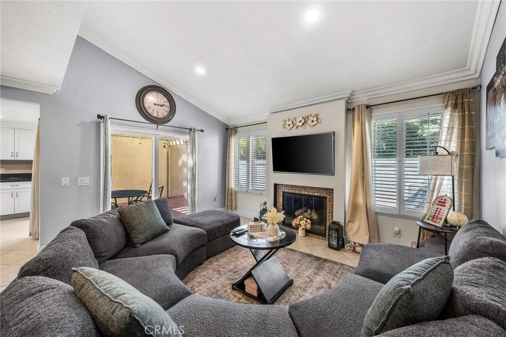 1183 Mountain Gate