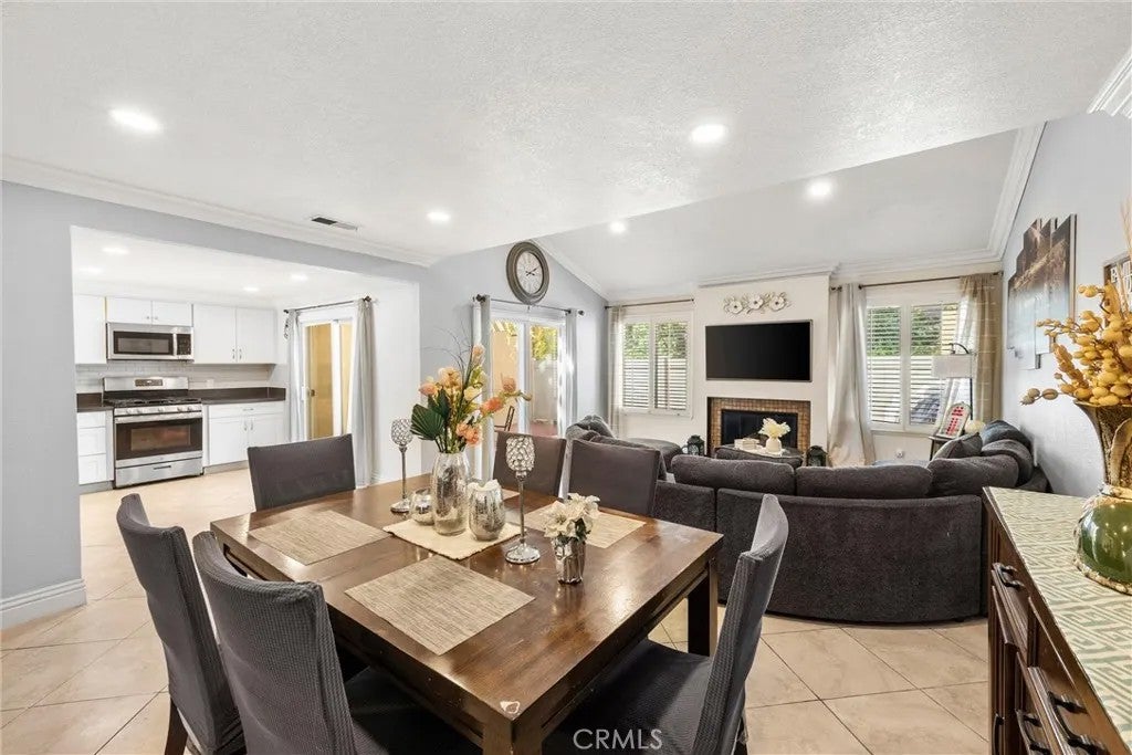 1183 Mountain Gate