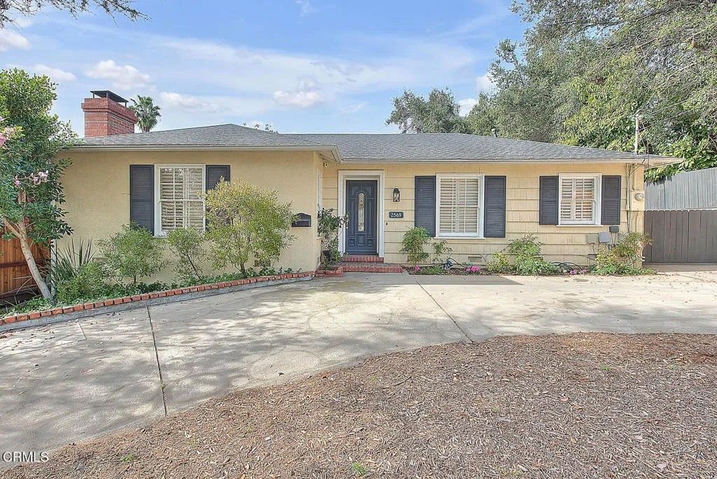 Photo of 2569 Allen Avenue, Altadena, CA 91001 (MLS # P1-25599)