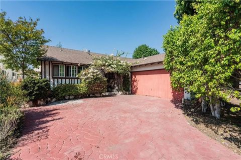 Photo of 8101 Allott Street, Panorama City, CA 91402 (MLS # SR25223419)