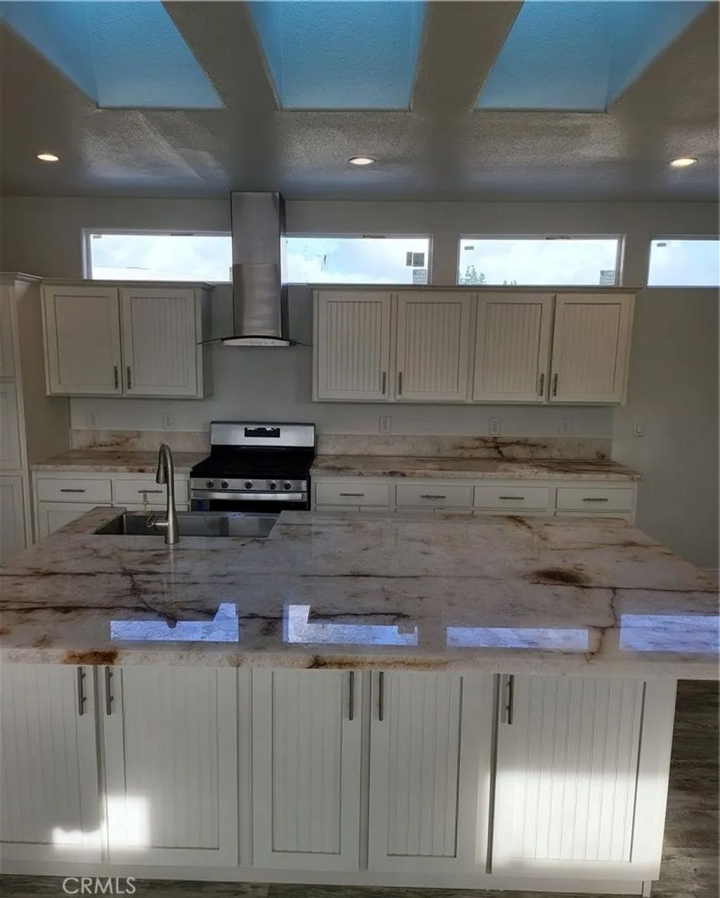 Photo of 21500 Lassen St #122, Chatsworth, CA 91311 (MLS # SR26055902)